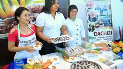 Dalila Rodríguez, presidenta de Aprocacaho, muestra los productos de Dachoj. Fotos: Jordan Perdomo