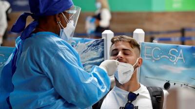 Una persona se realiza una prueba de covid-19.