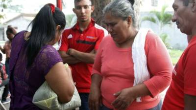 Los familiares del comerciante Genaro Reyes Irías llegaron ayer a la morgue de Medicina Forense a reclamar su cadáver.