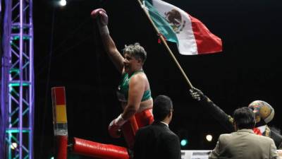 La boxeadora mexicana de peso completo Alejandra 'La Tigre' Jiménez venció a la estadounidense Carlette Ewell (fuera de cuadro) en 56 segundos dentro de la función de boxeo del Consejo Mundial de Box (CMB), en la explanada del Zócalo en Ciudad de México (México).