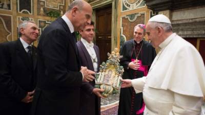 El Papa convocó a los dirigentes de la Guardia Suiza para alertarlos de posibles 'peligros' en el Vaticano.