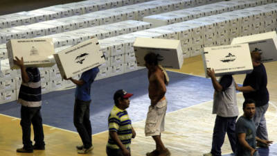Las 2,791 maletas electorales de Cortés fueron descargadas en el gimnasio municipal sampedrano.