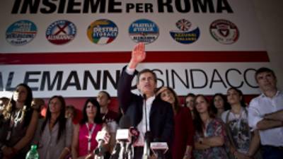ROM02 ROMA (ITALIA), 10/06/2013.- El alcalde saliente de Roma, Gianni Alemanno, del partido de Silvio Berlusconi, Pueblo de la Libertad, comparece en una rueda de prensa tras su derrota en las elecciones locales, en Roma, Italia, lunes 10 de junio de 2013. El candidato del centroizquierda, Ignazio Marino, fue elegido hoy alcalde de Roma al imponerse a Alemanno en la segunda vuelta de las elecciones municipales de Italia, en las que los progresistas triunfaron en las grandes plazas. EFE/Massimo Percossi