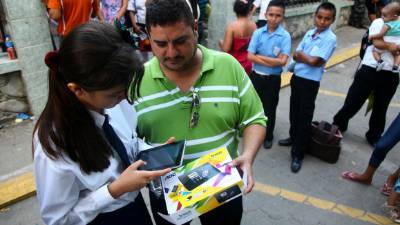 Los niños recibieron con asombro y alegría las computadoras.
