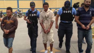 A los presuntos delincuentes se les decomisó una libreta con los nombres de las víctimas de extorsión.