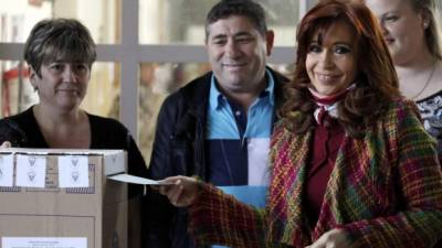 La presidenta de Argentina, Cristina Kirchner, en el momento de su votación en los comicios electores de este domingo.