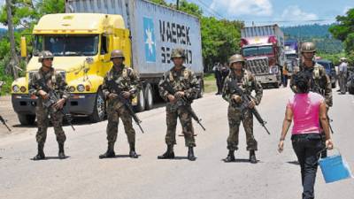Honduran soldiers stand guard at the border crossing between Honduras and Nicaragua, in Paraiso, 110 km north of Tegucigalpa on July 23, 2009. Ousted Honduran President Manuel Zelaya has vowed to end his month-long exile by staging a dramatic border crossing from Nicaragua, defying government threats to arrest him and warnings the move will prompt bloodshed. AFP PHOTO/Yuri CORTEZ