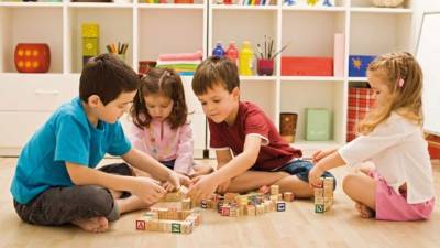 Interactuar con otros niños es pieza clave para aprender a compartir.