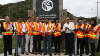 El presidente Lobo inauguró el moderno paso del Intercambio Milenio.
