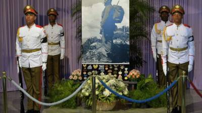 Soldados le rinden tributo en el funeral al líder de la revolución, Fidel Castro.