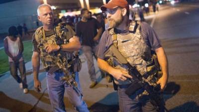 Los Guardianes del Juramento –todos blancos– llevan arneses militares, chalecos antibalas y están armados con rifles de asalto AR-15.