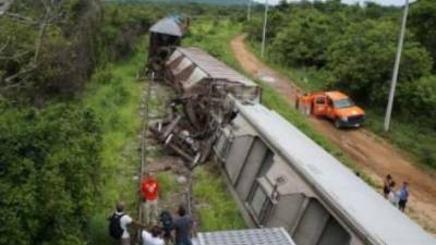El descarrilamiento no dejó heridos, pero ocasiona aglomeración de migrantes en los albergues de la zona.