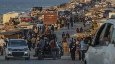 Tiendas de campaña instaladas por palestinos desplazados internos a lo largo de la playa en Deir Al Balah, en el centro de la Franja de Gaza, este sábado.