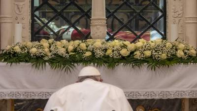 Francisco reza ante la tumba de Celestino V, el primer papa que renunció.