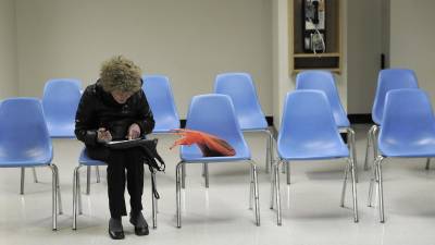 Una persona diligencia un formato de solicitud de empleo en EE.UU., en una fotografía de archivo.