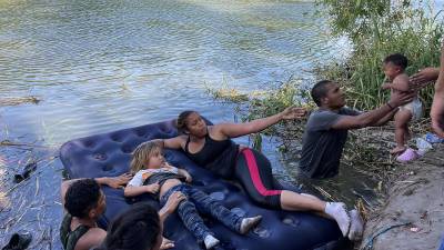 Grupos de migrantes, entre los que se encuentran hondureños, guatemaltecos y venezolanos, desafían la muerte al lanzarle en inflables para cruzar el caudaloso río Bravo en un intento desesperado por llegar a Estados Unidos tras permanecer varados varias semanas en el norte de México.