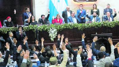 La ley señala que para escoger al fiscal general y al adjunto se requiere al menos 86 votos a favor.