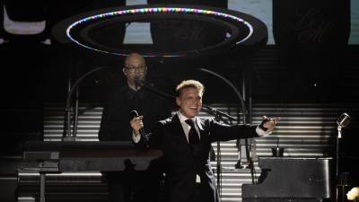 El cantante mexicano Luis Miguel canta ante miles de fanáticos en el Centro Olímpico de Santo Domingo (República Dominicana).
