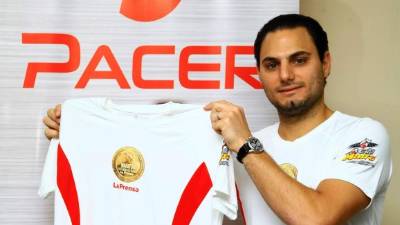 Juan Carlos Canahuati, de Grupo Pacer, posa con la camiseta oficial de la Maratón.