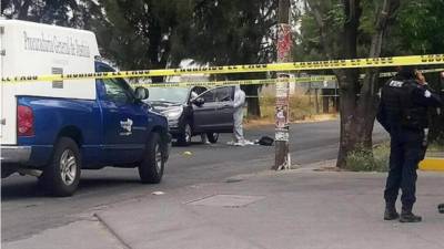 Peritos forenses inspeccionan el 25 de enero de 2018, el vehículo donde fue asesinado Tadeo Lineol Alfonzo Rocha, jefe del seguridad de las instalaciones de Petróleos Mexicanos (Pemex), en el municipio de Salamanca, Guanajuato (México). EFE/STR/MEJOR CALIDAD DISPONIBLE