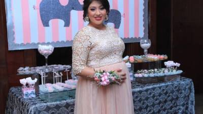 Karla Carbajal en el festejo preparado por sus compañeros de trabajo.