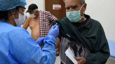 Son muchos los países que están trabajando para elaborar una vacuna eficaz que puede combatir este moral virus.