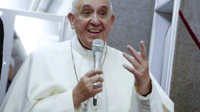 El papa Francisco, que hoy regresó del viaje más largo de su pontificado, a Cuba y Estados Unidos, no se considera una 'estrella' a pesar de las multitudes que le aclamaron, sino solo un 'siervo de los siervos de Dios'.