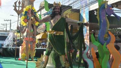 El diseñador Eduardo Zablah personificó a Poseidón y se robó los aplausos de los ceibeños y turistas.
