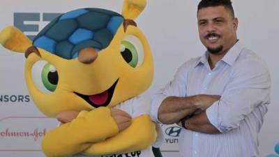 Ronaldo posa para una fotografía con la mascota del Mundial Brasil 2014, Fuleco.
