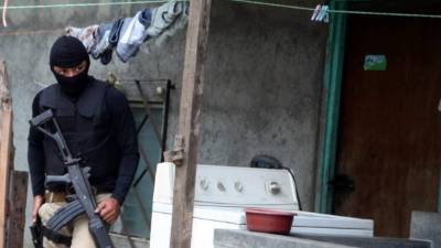 Los elementos policiales y militares allanaron ayer 10 viviendas en busca de pandilleros.
