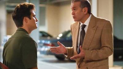 Diego Boneta y César Bordón en una escena de 'Luis Miguel: la serie'.