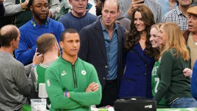 Un partido de baloncesto de los Boston Celtics y una visita a una incubadora de proyectos tecnológicos fueron algunas de las primeras actividades en las que participaron los príncipes de Gales en su visita a Estados Unidos, donde fueron recibido cálidamente por cientos de personas pese a las bajas temperaturas en Boston.