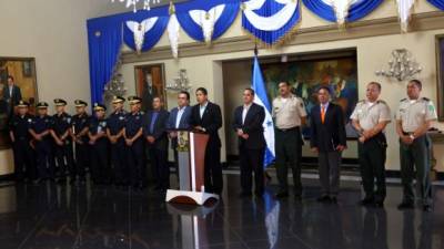Luego de la reunión con el presidente Juan Orlando Hernández, la cúpula policial y varios miembros del Consejo Nacional de Defensa y Seguridad comparecieron ante la prensa.