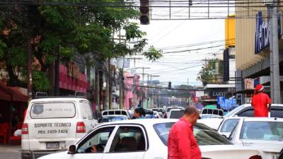 El dolor de cabeza por los semáforos en mal estado está a punto de terminar para los sampedranos. Foto: Franklin Muñoz.
