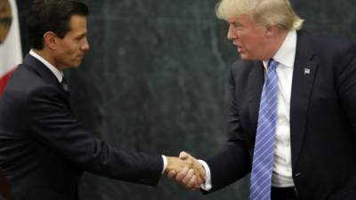 Peña Nieto y el entonces candidato Donald Trump se saludan durante la visita de este último a México en agosto pasado. Foto: AFP