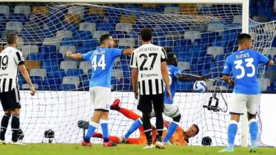 Juventus sufrió una dolorosa remontada en casa del Napoli. Foto AFP.