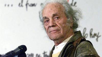 El poeta fue adjudicado con el Premio Miguel de Cervantes en 2011. Foto:EFE