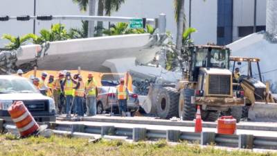 Vista del puente peatonal derrumbado en Universidad Internacional de Florida (FIU), en Miami (Estados Unidos) el 16 de marzo de 2018. EFE