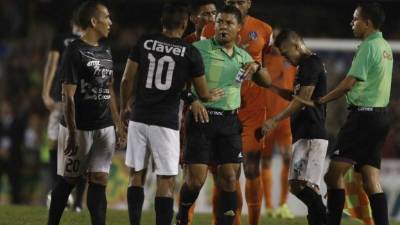 Armando Castro y Omar Leiva no tuvieron el mejor trabajo la noche del pasado sábado.