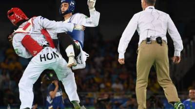 Iran's Mahdi Khodabakhshi (R) competes against Honduras' Miguel Ferrera during their men's taekwondo qualifying bout in the -80kg category as part of the Rio 2016 Olympic Games, on August 19, 2016, at the Carioca Arena 3, in Rio de Janeiro. / AFP PHOTO / Kirill KUDRYAVTSEV