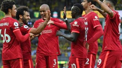 Los jugadores del Liverpool celebran con Mohamen Salah tras anotar el tercer gol del encuentro.
