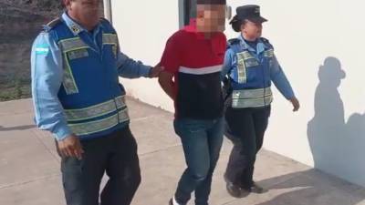 Tras cometer el hecho, el sujeto fue detenido por agentes de la Policía Nacional.