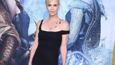 Theron luce muy sexi y elegante en la premier de “El cazador y la reina del hielo”.