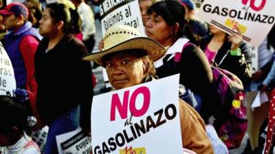 Por el alza de precios, manifestantes exigen la renuncia del presidente Enrique Peña Nieto en Ciudad de México.