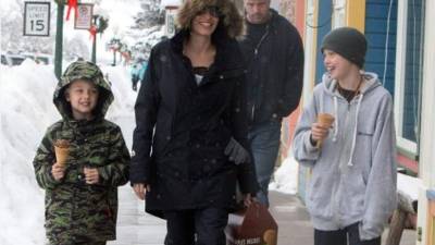 Angelina Jolie junto a Shiloh y Knox, dos de sus seis hijos, en Crested Butte, Colorado.