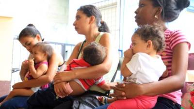 Sampedranas con sus hijos en el centro de salud Miguel Paz Barahona en cita para vacunas.