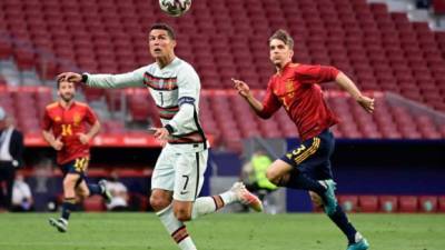 Cristiano Ronaldo estuvo bien marcado por la zona defensiva de España. Foto AFP.