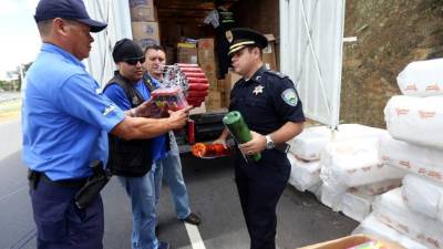 Los inspectores y el subcomisario Víctor López muestran el decomiso de la pólvora.