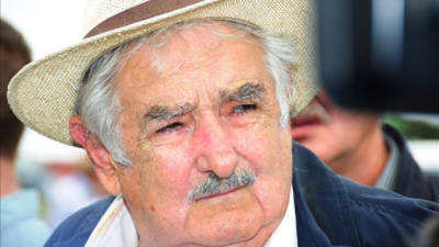 Fotografía cedida por Presidencia que muestra al presidente uruguayo, José Mujica, durante una visita a la Expoactiva Nacional, evento que se realiza en el departamento de Soriano (Uruguay). EFE
