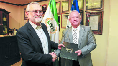Sir Salvador Moncada y Roger Valladares, presidente de la UTH, presidieron la firma del convenio.